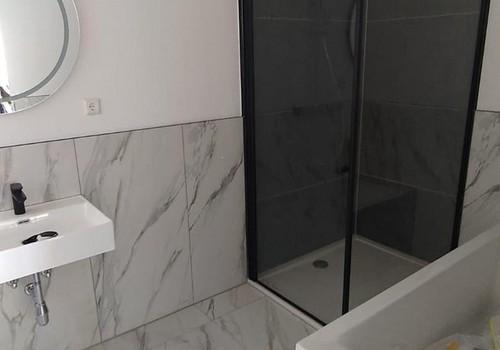 Badezimmer 2/2