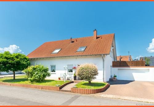 Freistehendes Zweifamilienhaus in sonniger Wohnlage
