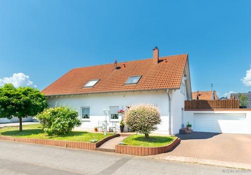 Freistehendes Zweifamilienhaus in sonniger Wohnlage