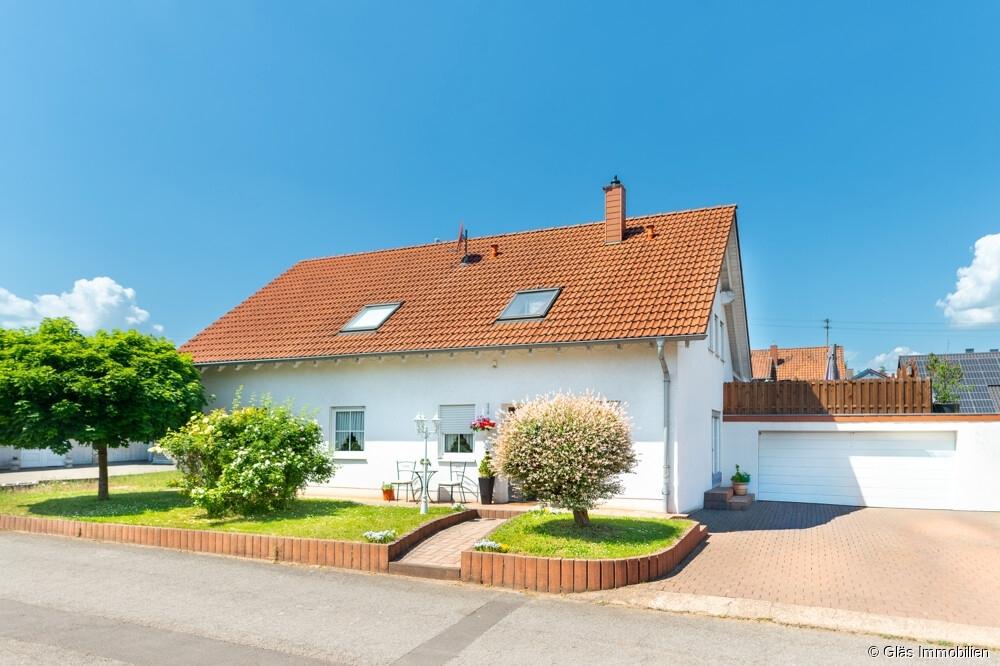 Freistehendes Zweifamilienhaus in sonniger Wohnlage
