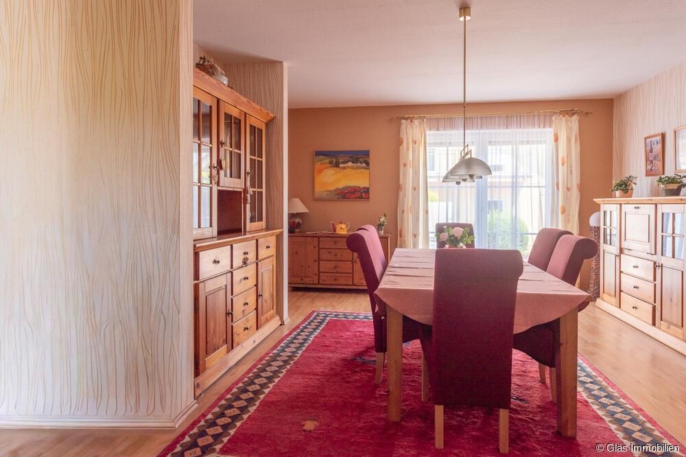 Esszimmer im EG mit angrenzender Küche