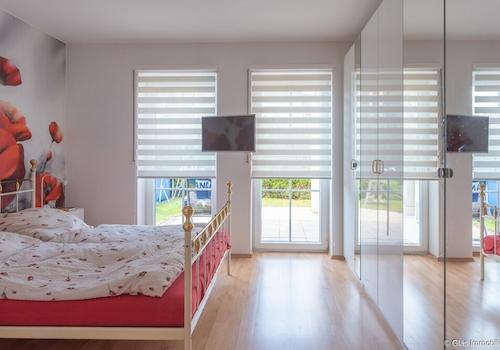 Schlafzimmer im EG mit Zugang auf die Terrasse
