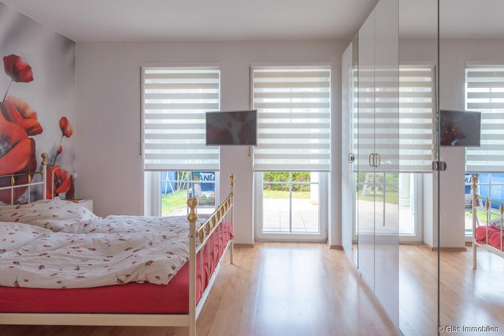 Schlafzimmer im EG mit Zugang auf die Terrasse