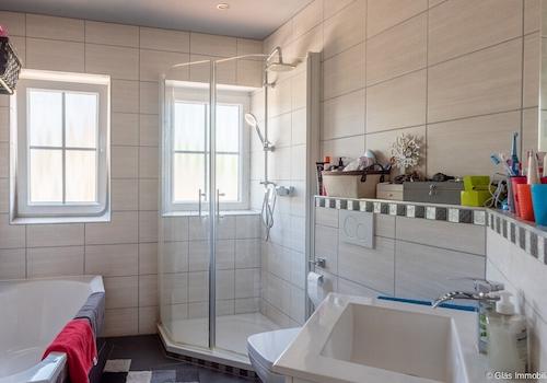Badezimmer im DG mit Dusche und Wanne