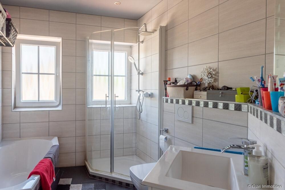 Badezimmer im DG mit Dusche und Wanne