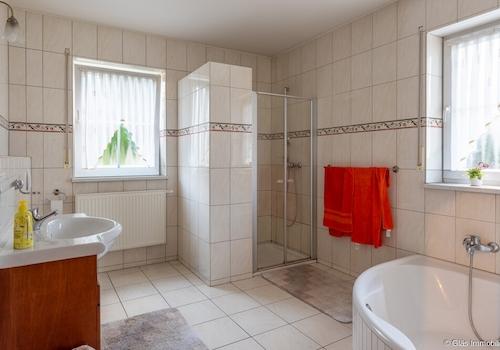 Badezimmer im EGmit Dusche und Wanne