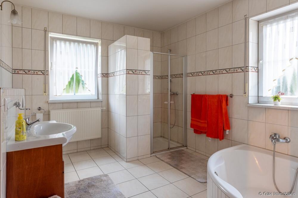 Badezimmer im EGmit Dusche und Wanne