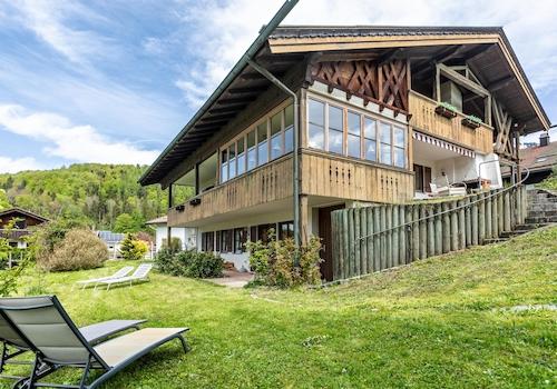Hausansicht mit Gartenblick