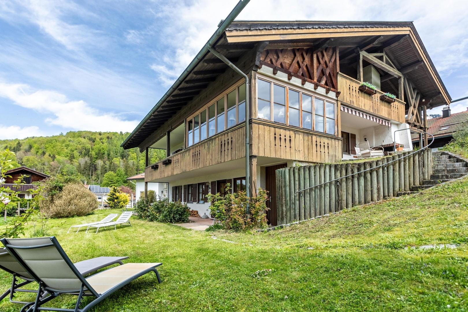 Hausansicht mit Gartenblick