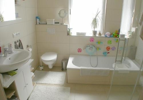 Bad mit Badewanne und Dusche Bild 1