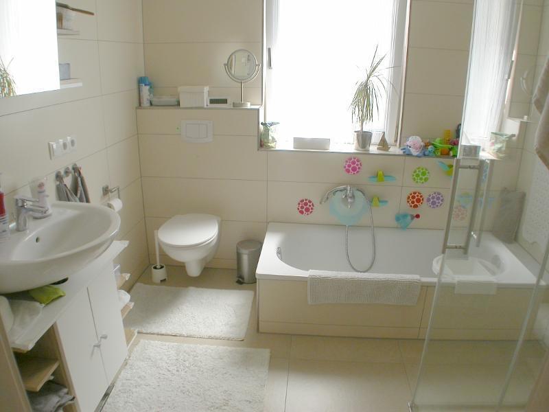 Bad mit Badewanne und Dusche Bild 1