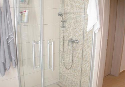 Bad mit Badewanne und Dusche Bild 3