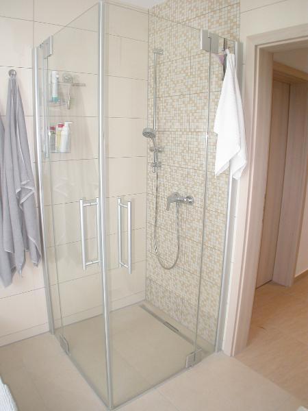 Bad mit Badewanne und Dusche Bild 3