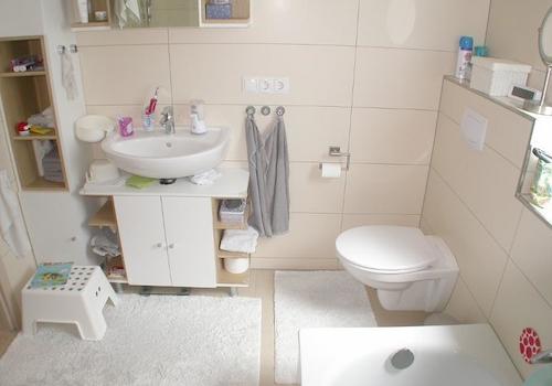 Bad mit Badewanne und Dusche Bild 4