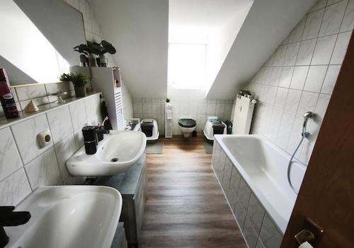 Bad mit Badewanne und Dusche Bild 1