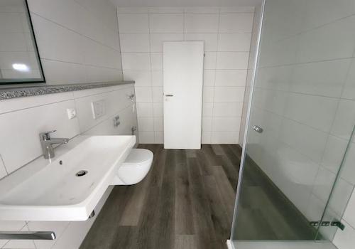 Bad mit Dusche und Waschmaschinenanschluss Bild 1