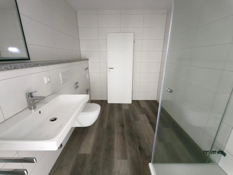 Bad mit Dusche und Waschmaschinenanschluss Bild 1
