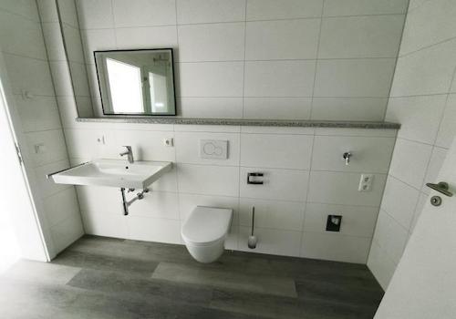 Bad mit Dusche und Waschmaschinenanschluss Bild 2