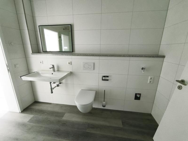 Bad mit Dusche und Waschmaschinenanschluss Bild 2