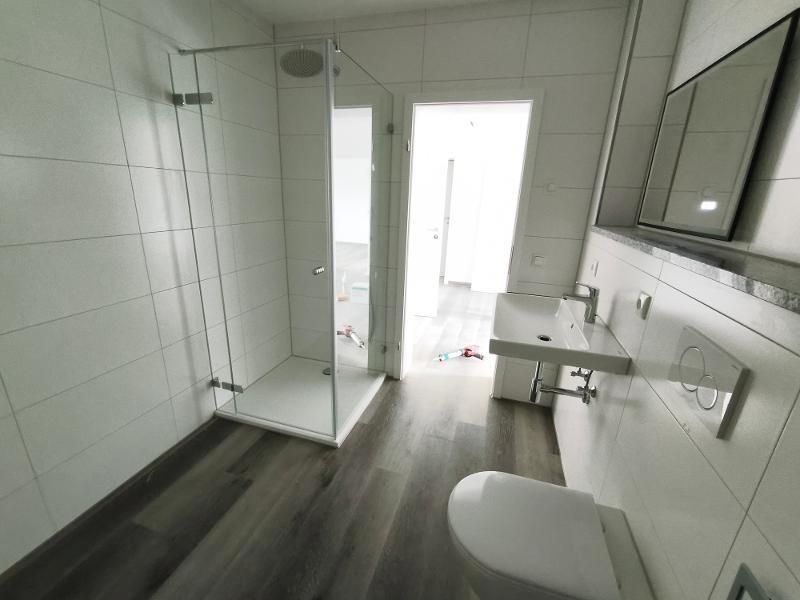 Bad mit Dusche und Waschmaschinenanschluss Bild 3