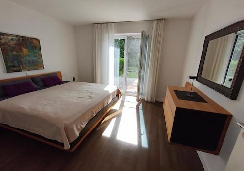 Schlafzimmer mit Zugang zum Garten und Terrasse Bild 1