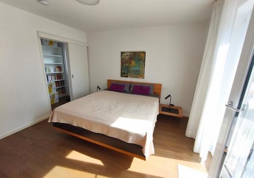 Schlafzimmer mit Zugang zum Garten und Terrasse Bild 2