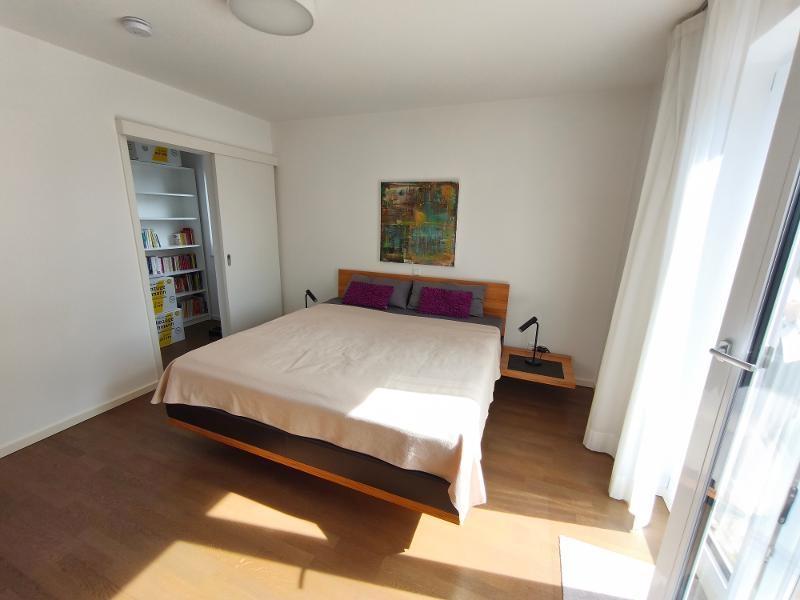 Schlafzimmer mit Zugang zum Garten und Terrasse Bild 2