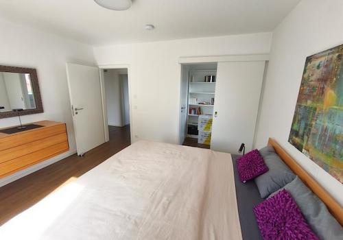 Schlafzimmer mit Zugang zum Garten und Terrasse Bild 3