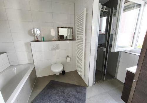 Bad mit Badewanne, Dusche und Waschmaschineanschluss Bild 1