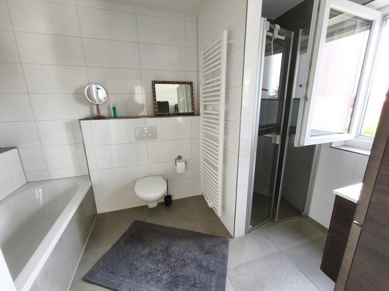 Bad mit Badewanne, Dusche und Waschmaschineanschluss Bild 1