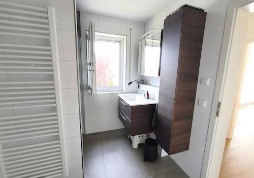 Bad mit Badewanne, Dusche und Waschmaschineanschluss Bild 2