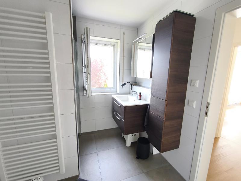 Bad mit Badewanne, Dusche und Waschmaschineanschluss Bild 2