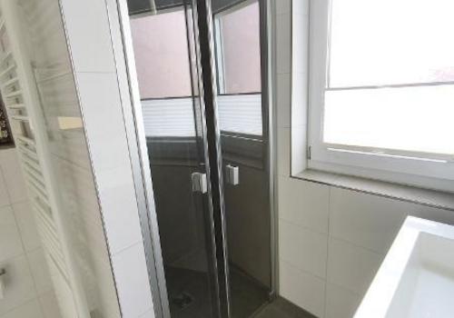 Bad mit Badewanne, Dusche und Waschmaschineanschluss Bild 3