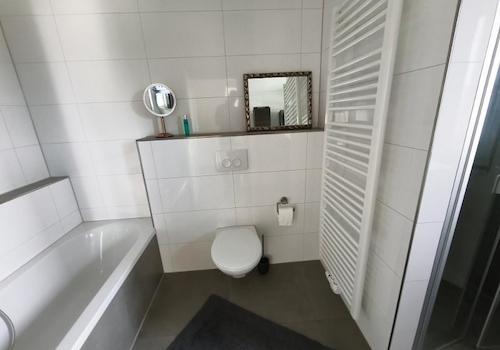 Bad mit Badewanne, Dusche und Waschmaschineanschluss Bild 4