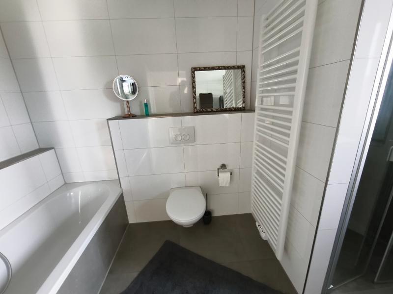 Bad mit Badewanne, Dusche und Waschmaschineanschluss Bild 4
