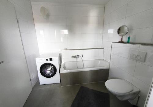 Bad mit Badewanne, Dusche und Waschmaschineanschluss Bild 5