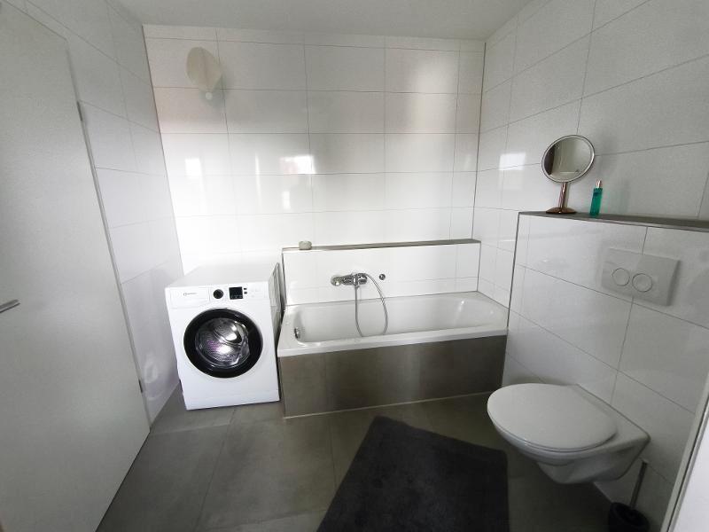 Bad mit Badewanne, Dusche und Waschmaschineanschluss Bild 5