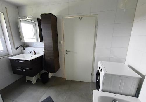 Bad mit Badewanne, Dusche und Waschmaschineanschluss Bild 6