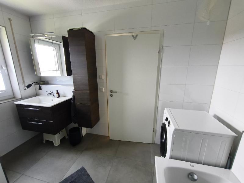 Bad mit Badewanne, Dusche und Waschmaschineanschluss Bild 6