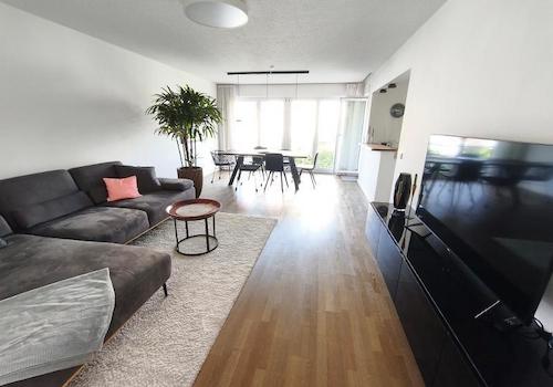Wohnen / Essen mit Zugang zur offenen Küche und dem Balkon Bild 1