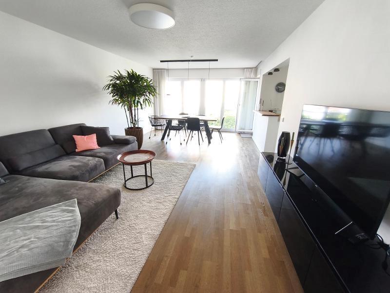 Wohnen / Essen mit Zugang zur offenen Küche und dem Balkon Bild 1
