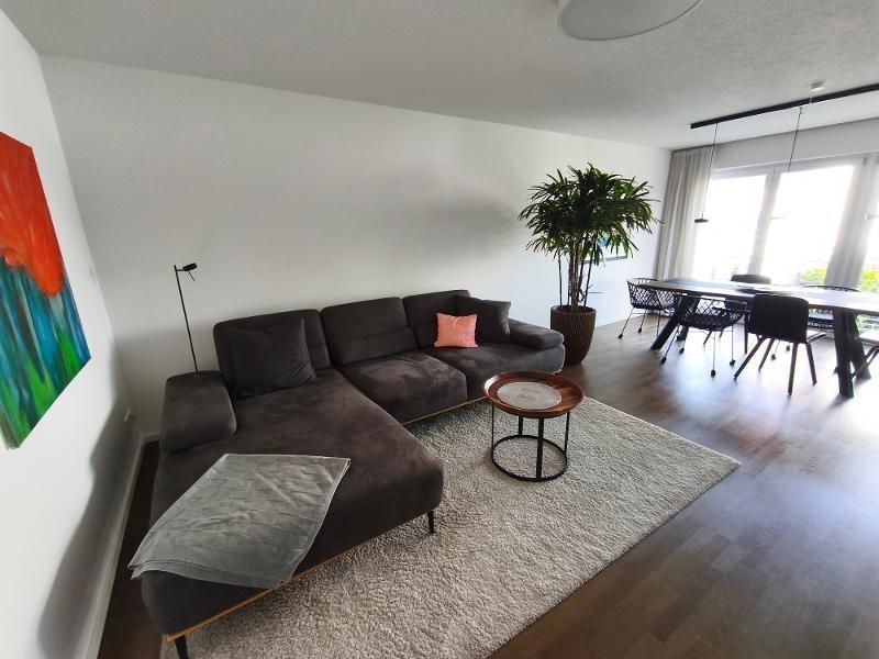 Wohnen / Essen mit Zugang zur offenen Küche und dem Balkon Bild 2