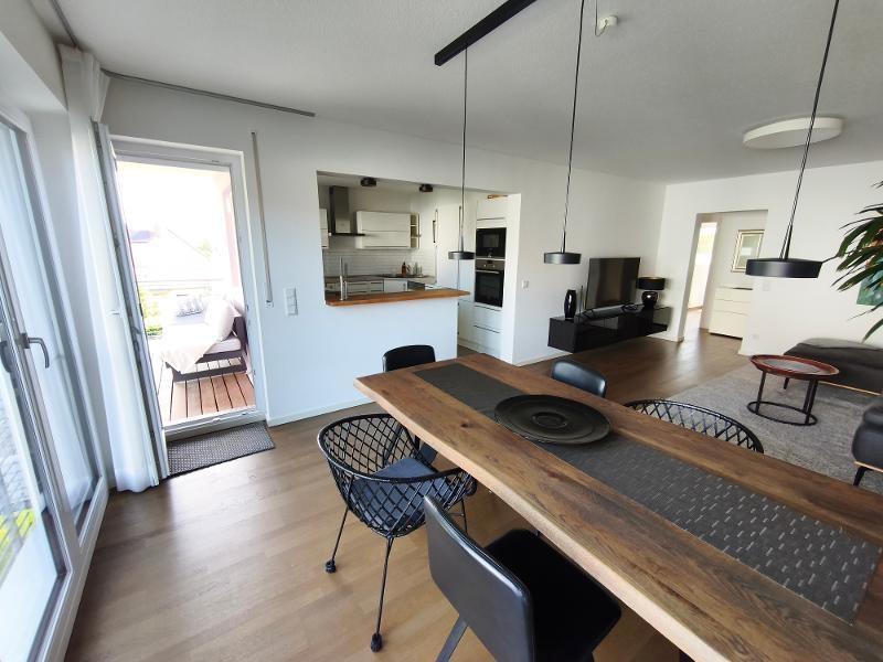 Wohnen / Essen mit Zugang zur offenen Küche und dem Balkon Bild 3
