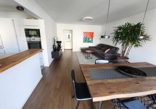 Wohnen / Essen mit Zugang zur offenen Küche und dem Balkon Bild 4
