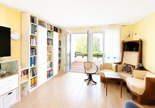 Wohnzimmer mit Balkon
