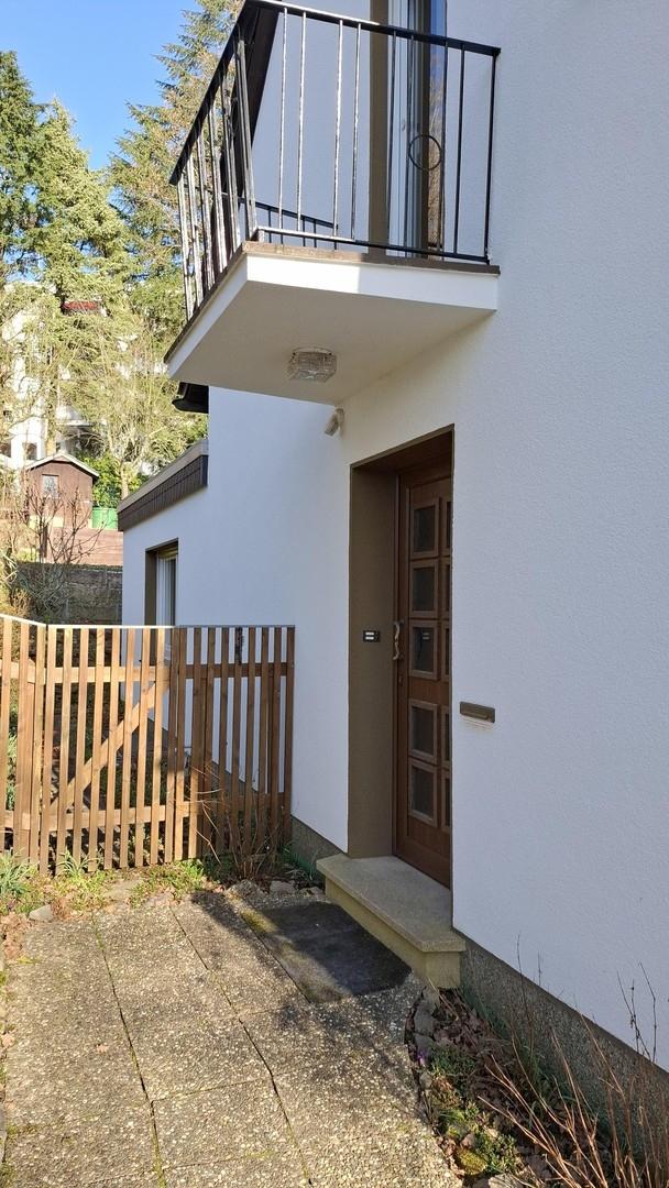 Hauseingang unter Balkon EG