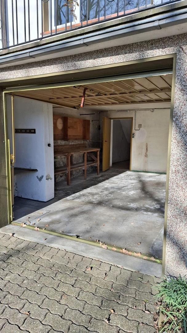 Garage mit Werkbank im UG