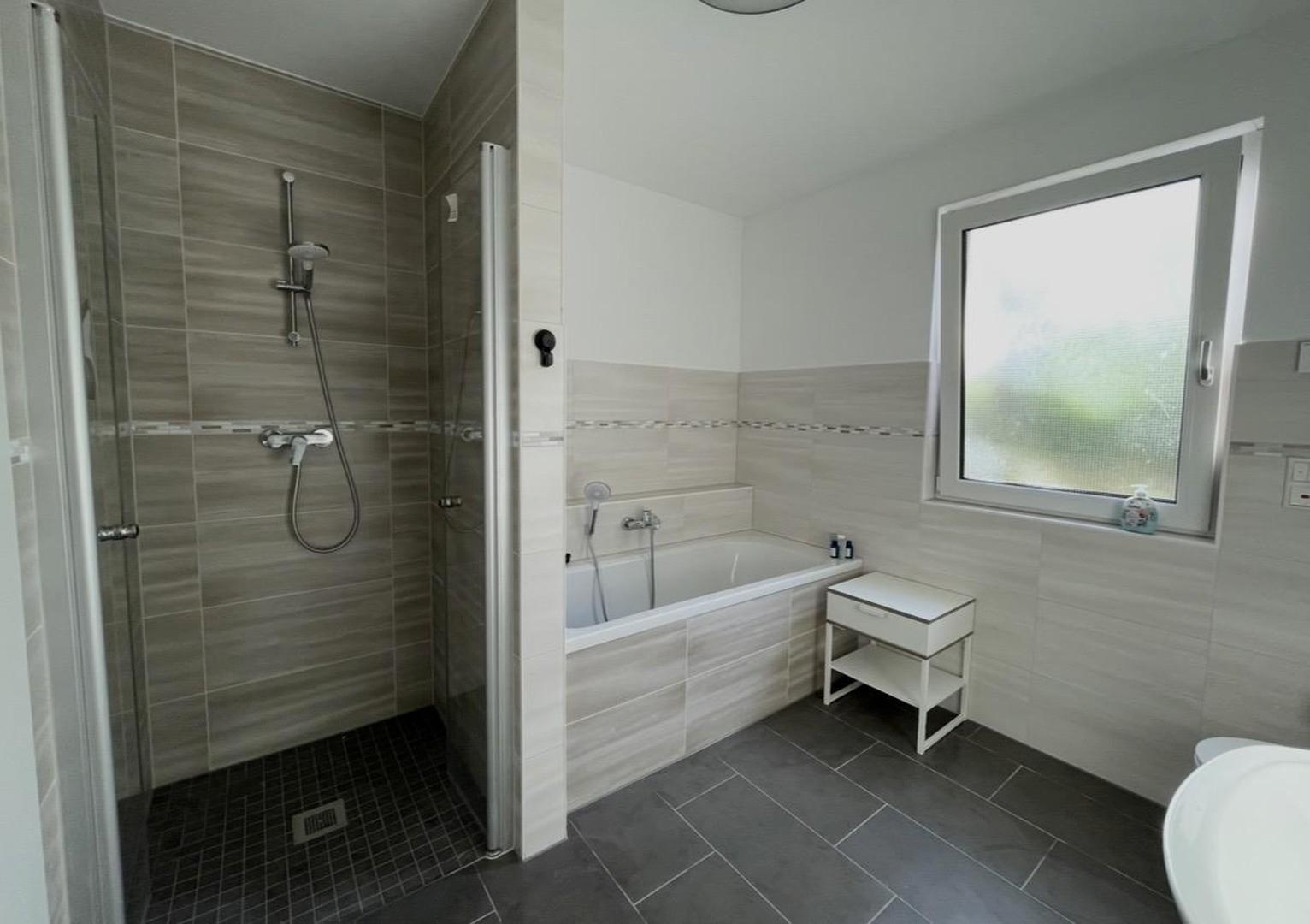 Bad mit Badewanne und Dusche