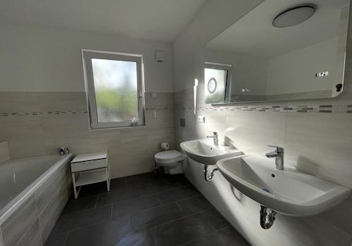 Bad mit Badewanne und Dusche