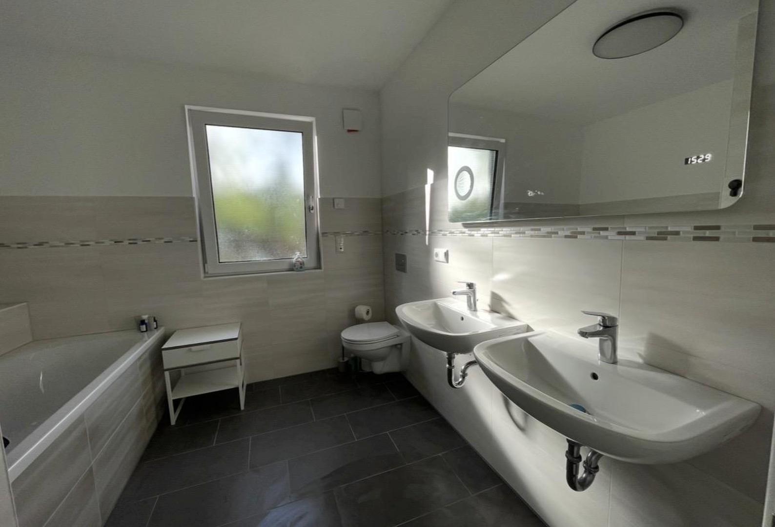Bad mit Badewanne und Dusche